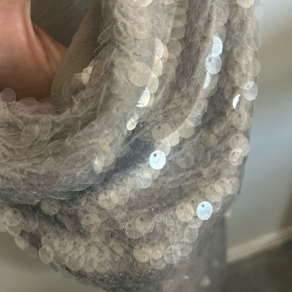 Pre-Owned. Sequin Top. Size Medium. Great condition! - Picture 5 of 6
